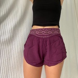 Urban Outfitters / Écote flowy maroon shorts
